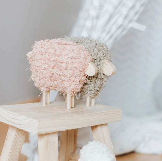 Mouton en bois de pin - rose
